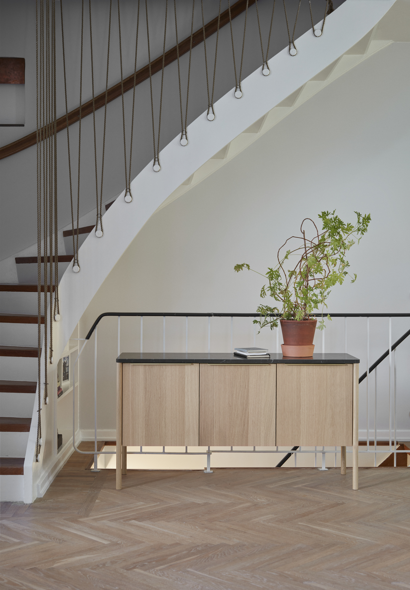 Fritz Hansen JUT-senkki - Image 2