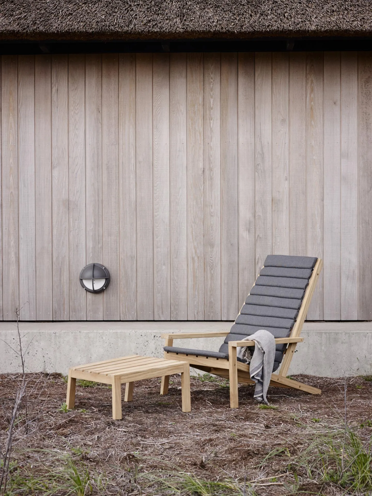 Fritz Hansen BETWEEN LINES -deck chair with cushion, charcoal - Image 3