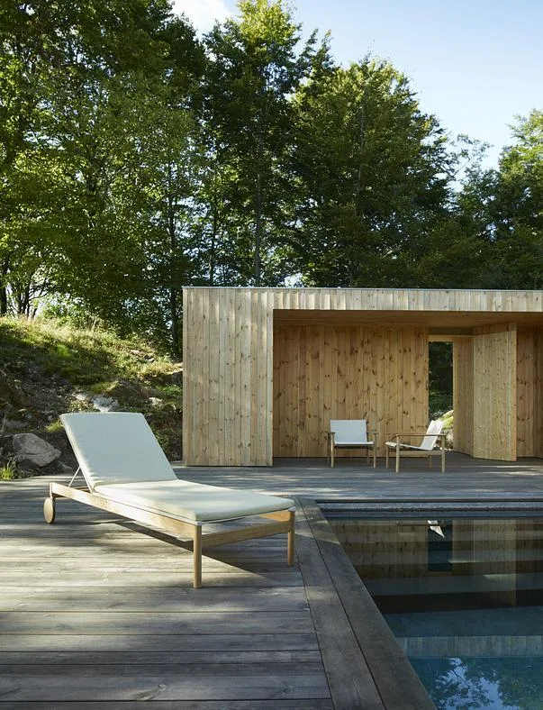 Fritz Hansen PELAGUS -aurinkotuoli tyynyllä ja käsinojilla, hiekka/tiikki/keltainen - Image 6
