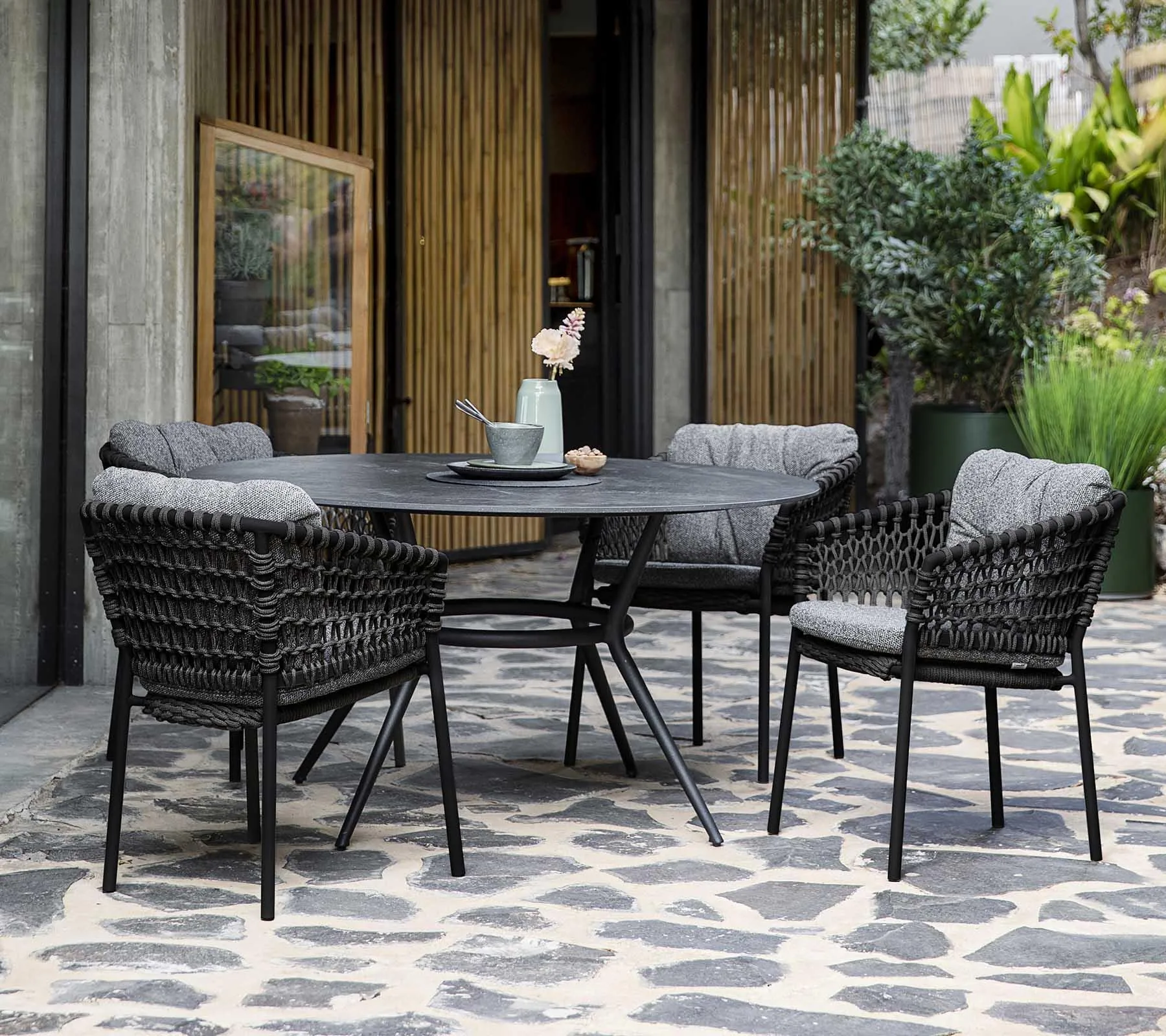 Cane-line JOY -dining table Ø 144 cm, dark grey / black - Image 3