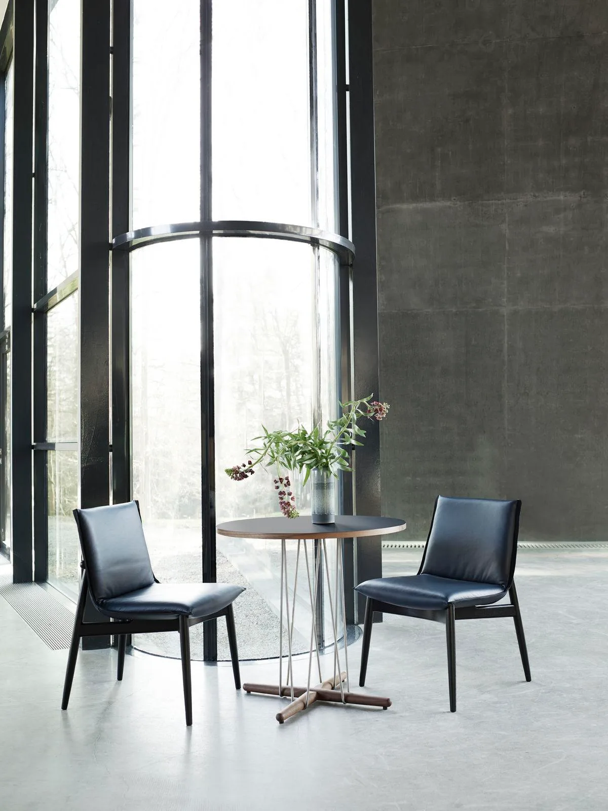 Carl Hansen E004 EMBRACE -tuoli, musta tammi/nahka - Image 3