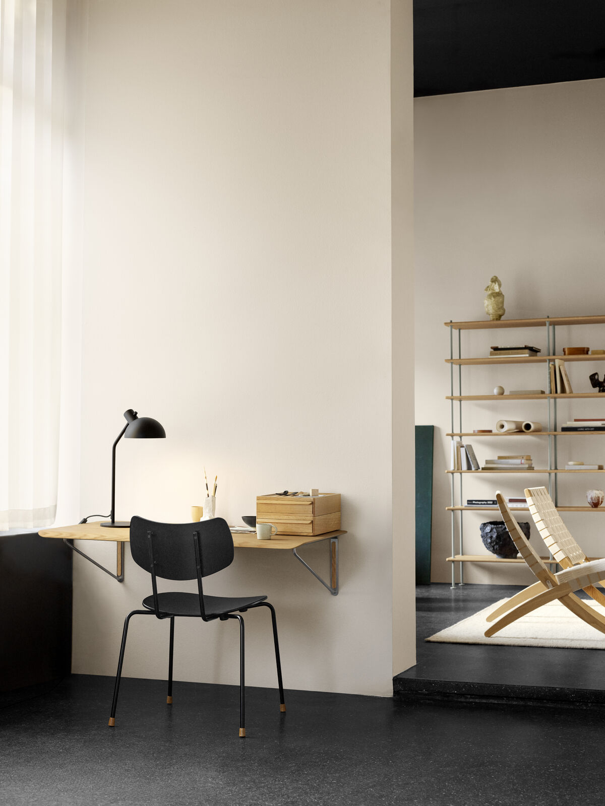 Carl Hansen AB019 -seinäkiinnitteinen työpöytä laatikolla - Image 11