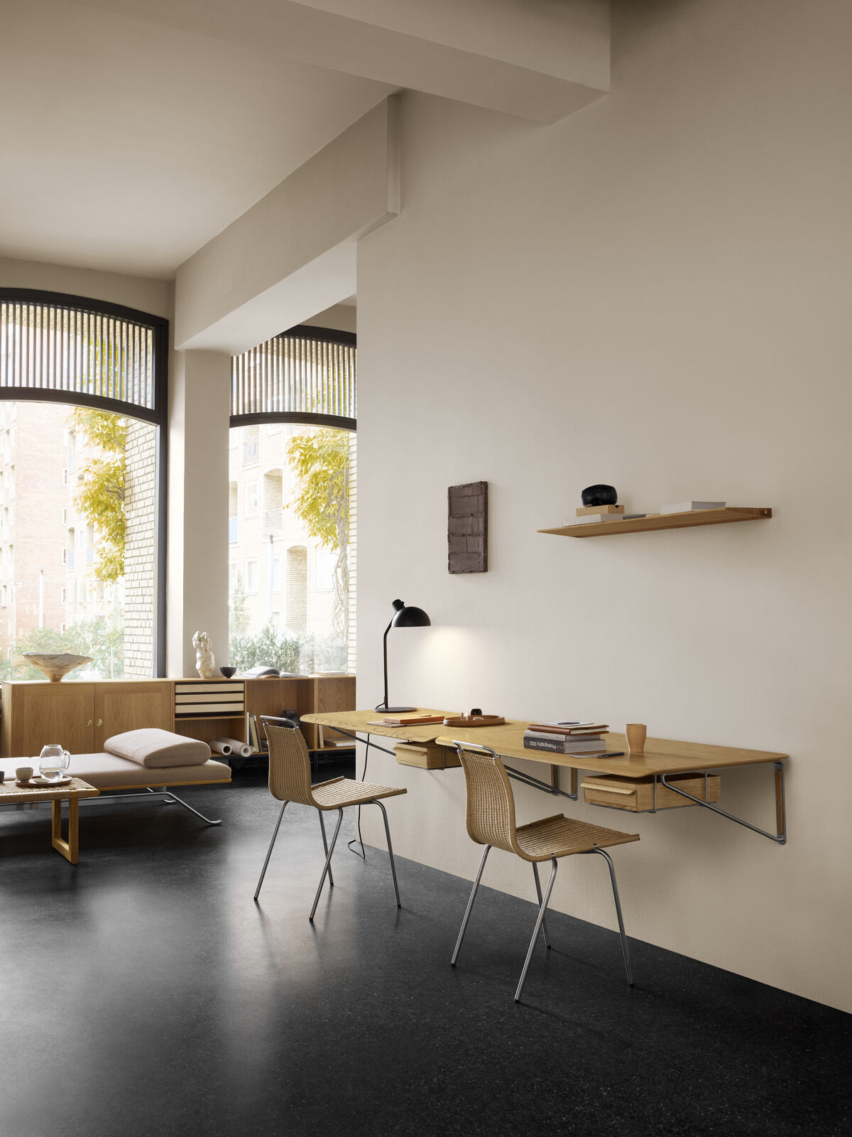 Carl Hansen AB019 -seinäkiinnitteinen työpöytä laatikolla - Image 7