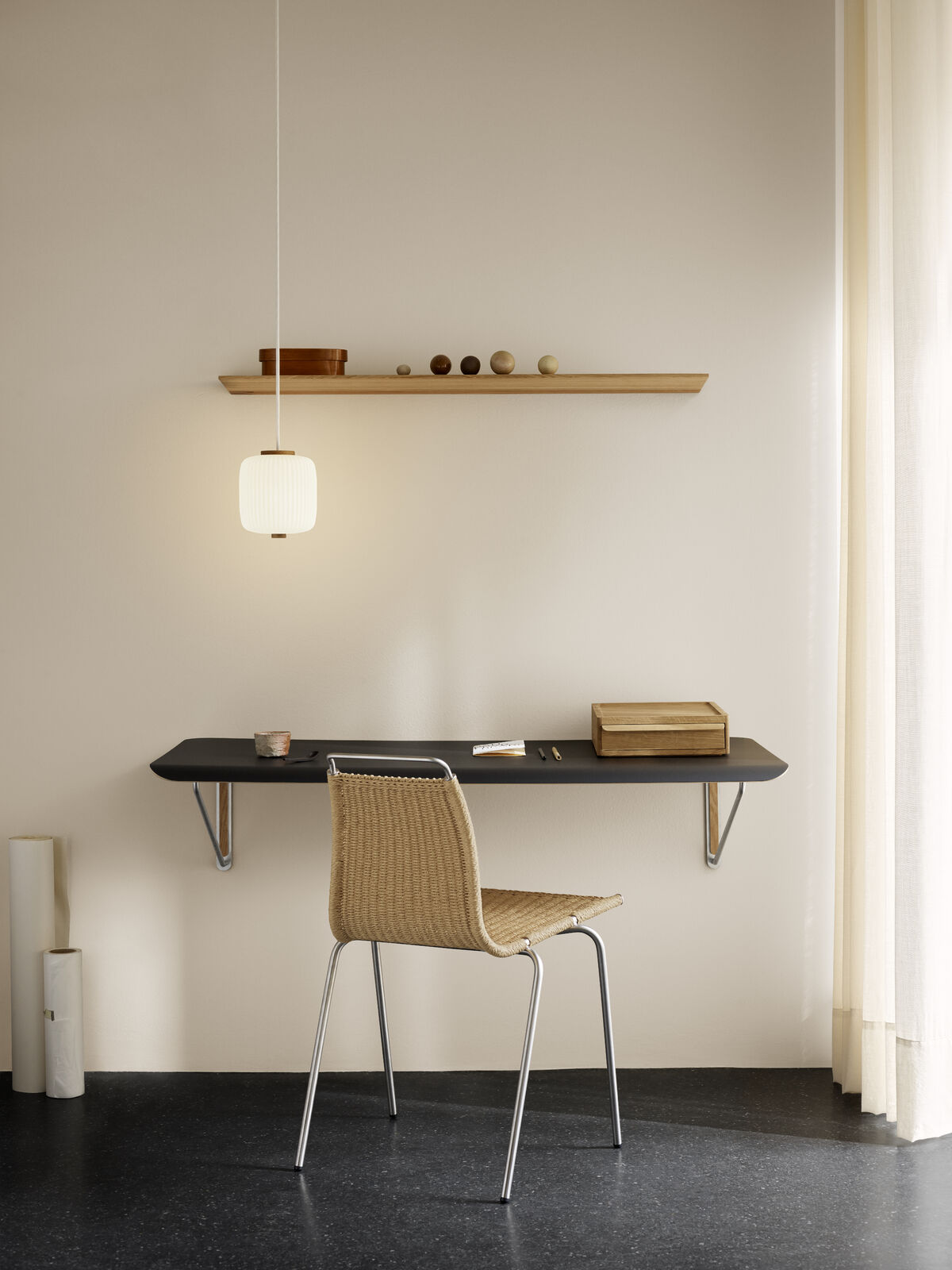 Carl Hansen AB019 -seinäkiinnitteinen työpöytä laatikolla - Image 3