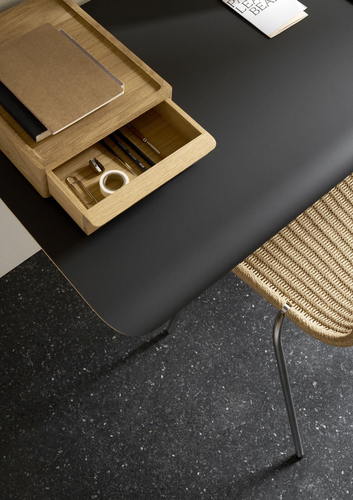 Carl Hansen AB019 -seinäkiinnitteinen työpöytä laatikolla - Image 2