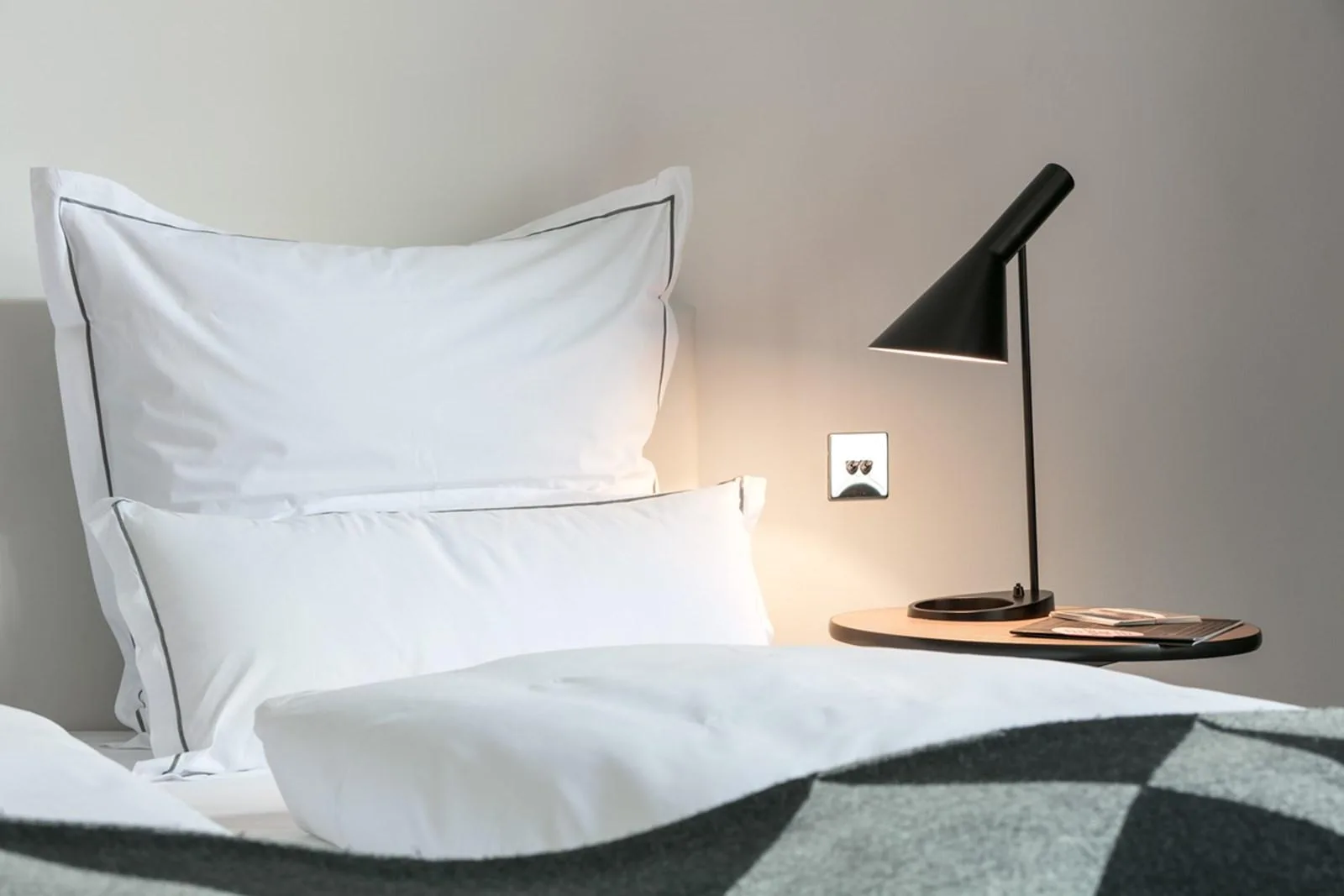 Louis Poulsen AJ -pöytävalaisin, ruostumaton teräs - Image 4