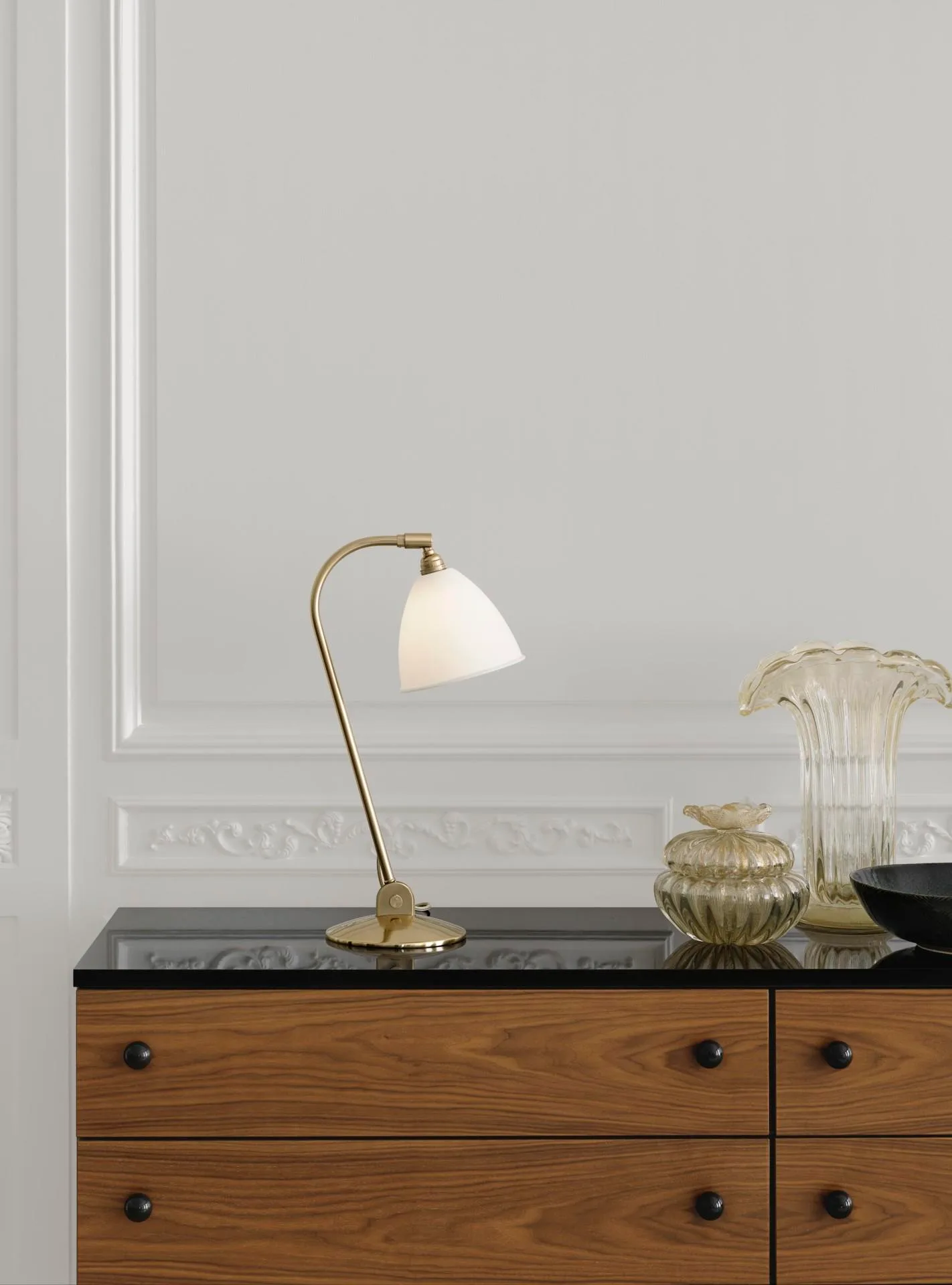 GUBI BESTLITE BL2 table lamp, brass/white bone china - Image 3