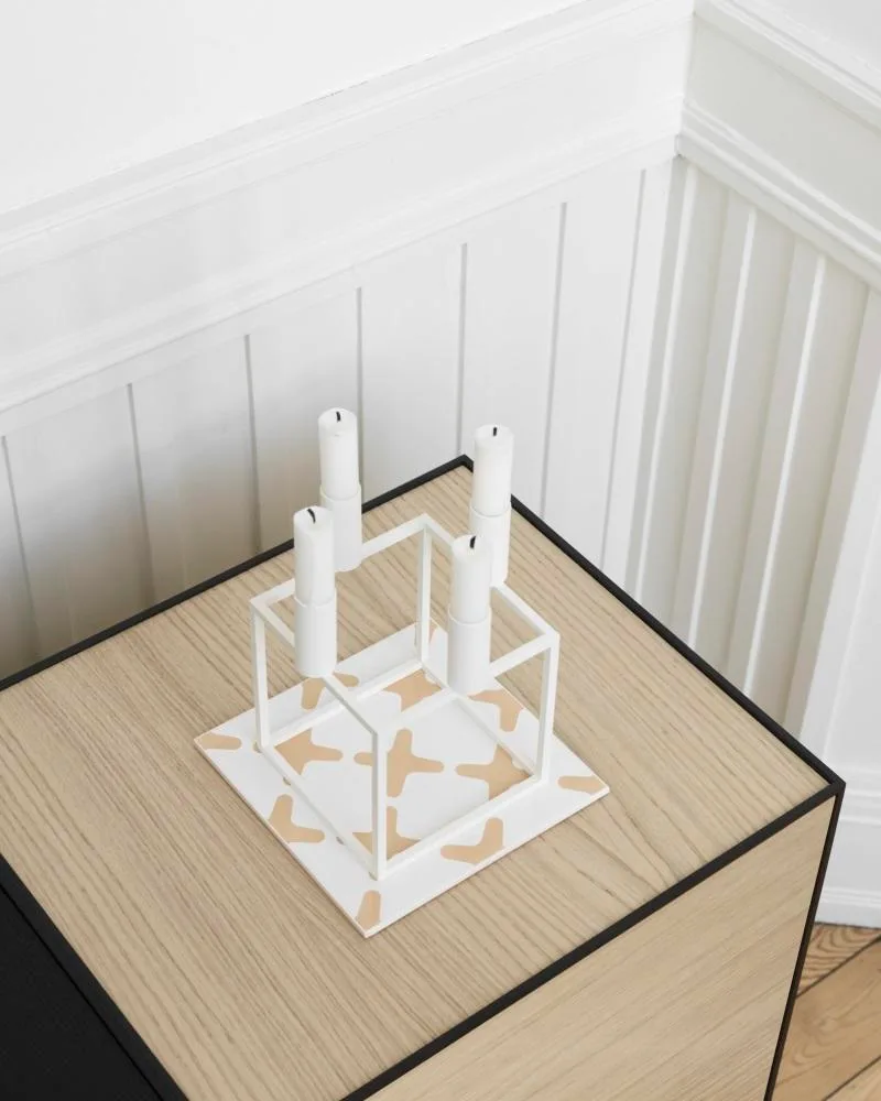 Audo Copenhagen KUBUS 4 -kynttilänjalka, valkoinen - Image 2