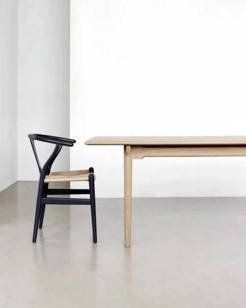 Carl Hansen CH24 -tuoli, öljytty savupetsattu tammi/musta istuin - Image 6