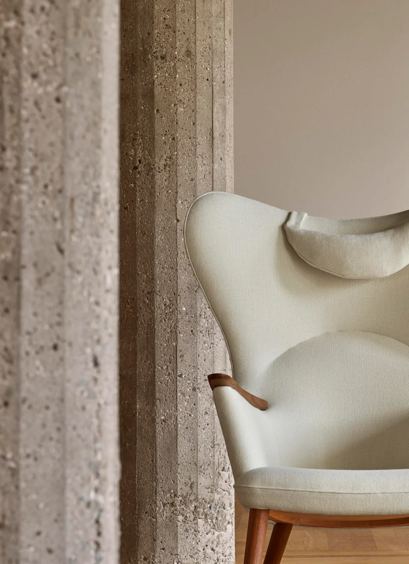 Carl Hansen CH78 MAMA BEAR armchair, light grey / oiled oak - Image 4