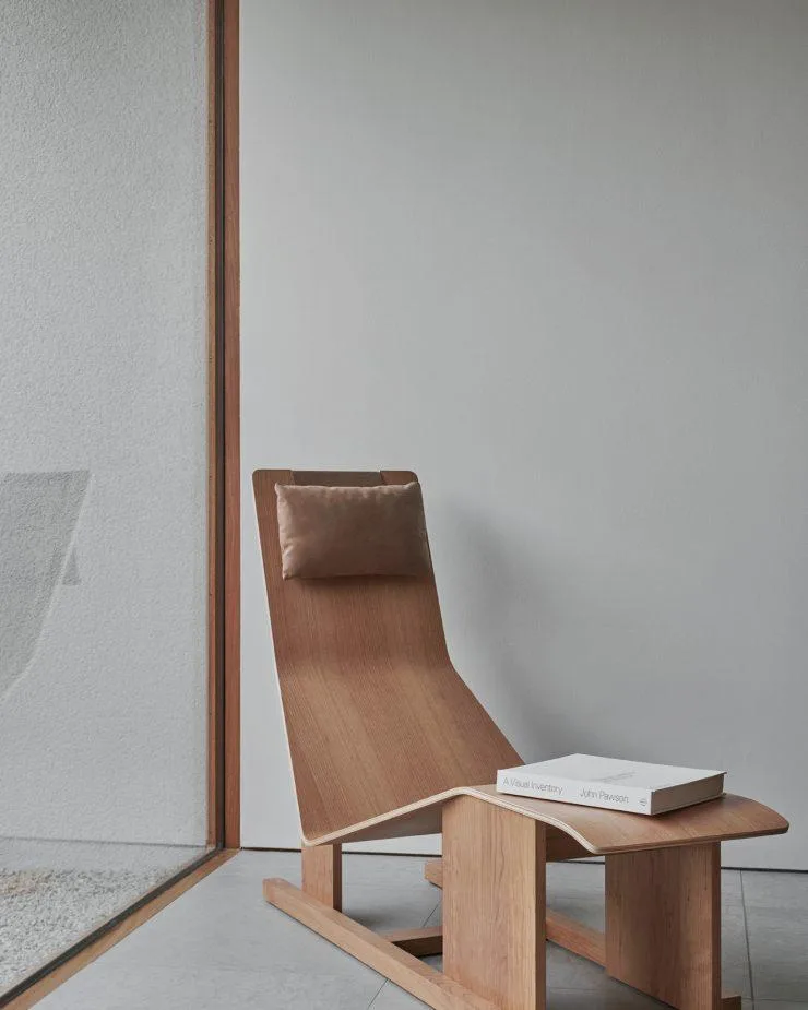 Massproductions 4PM easy chair, american cherry - Image 4