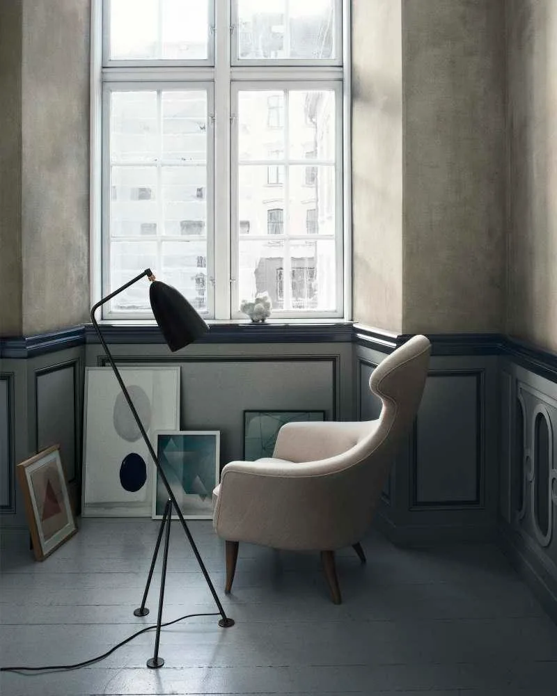 GUBI GRÄSHOPPA -lattiavalaisin, lämmin harmaa - Image 4