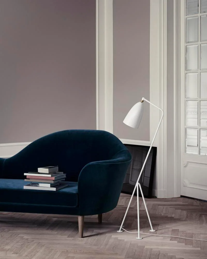 GUBI GRÄSHOPPA -lattiavalaisin, lämmin harmaa - Image 3