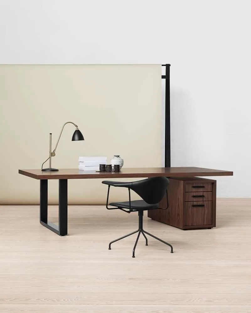 GUBI MASCULO meeting chair, swivel base, black leather - Image 3