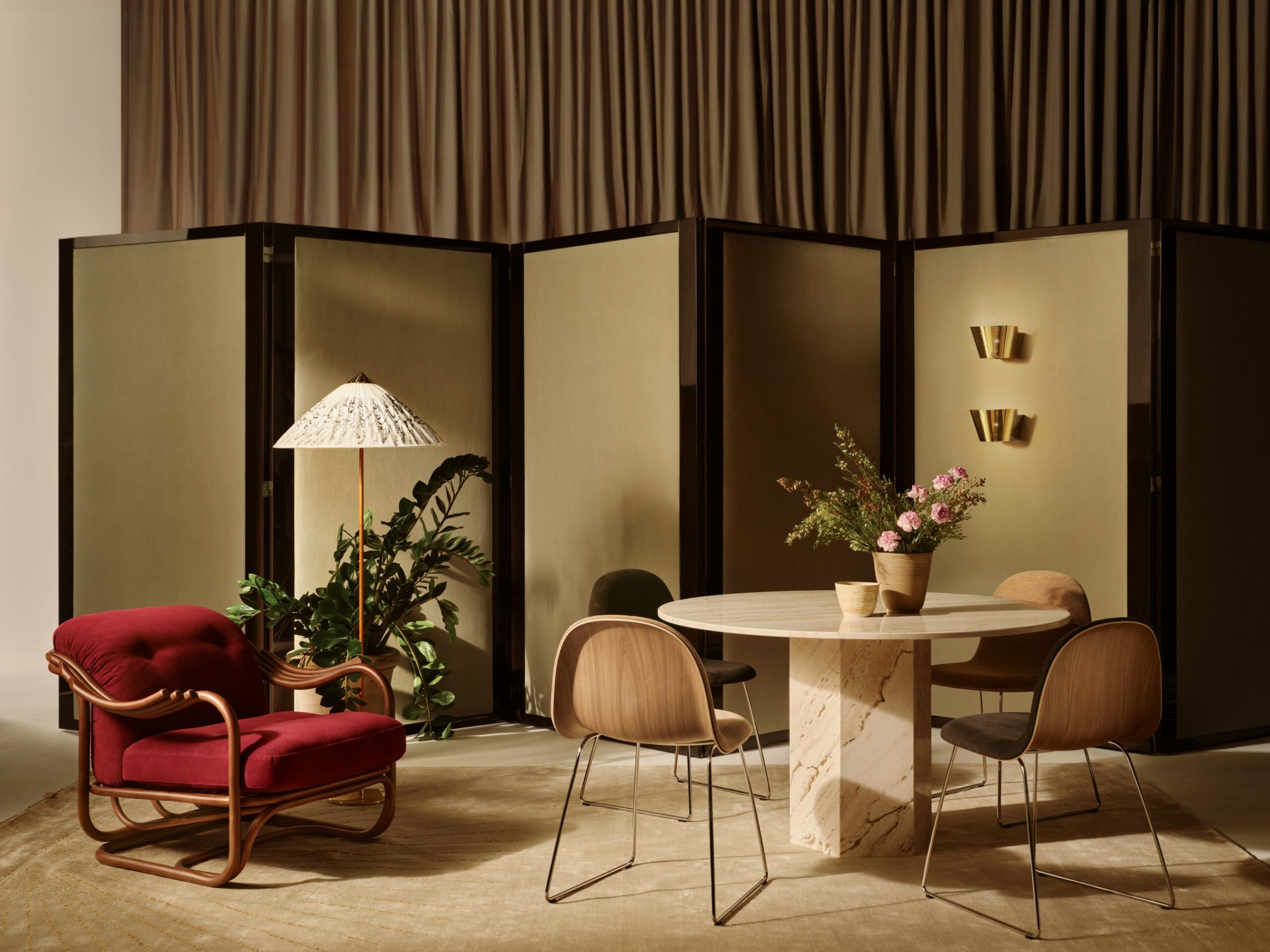 GUBI 3D-tuoli, valkoinen muovi/musta - Image 2