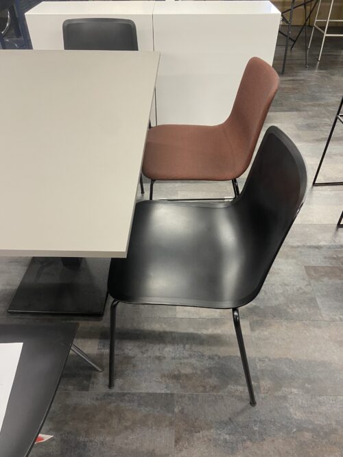 Fredericia PATO-tuoli (2kpl jäljellä), lenkkijalka, musta/punaruskea verhoilu, outlet - Image 4