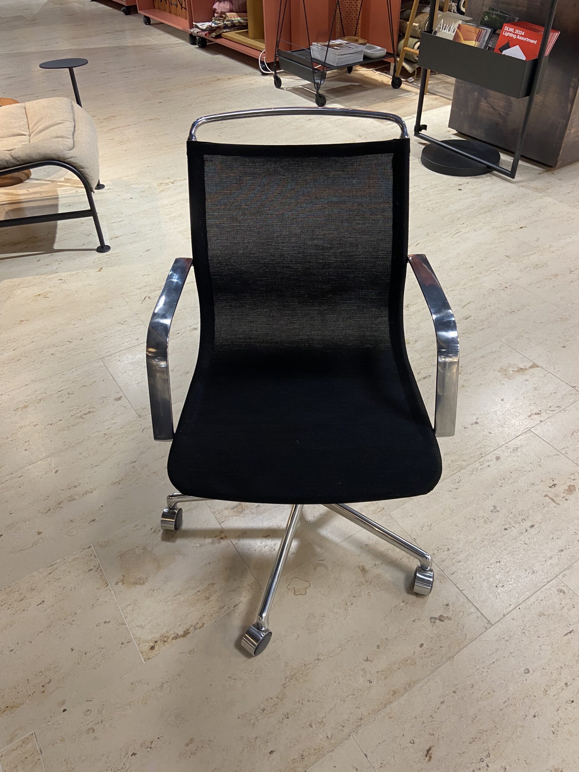 Lammhults ATLAS AIR -työtuoli, kiillotettu alumiini/musta mesh, outlet - Image 2