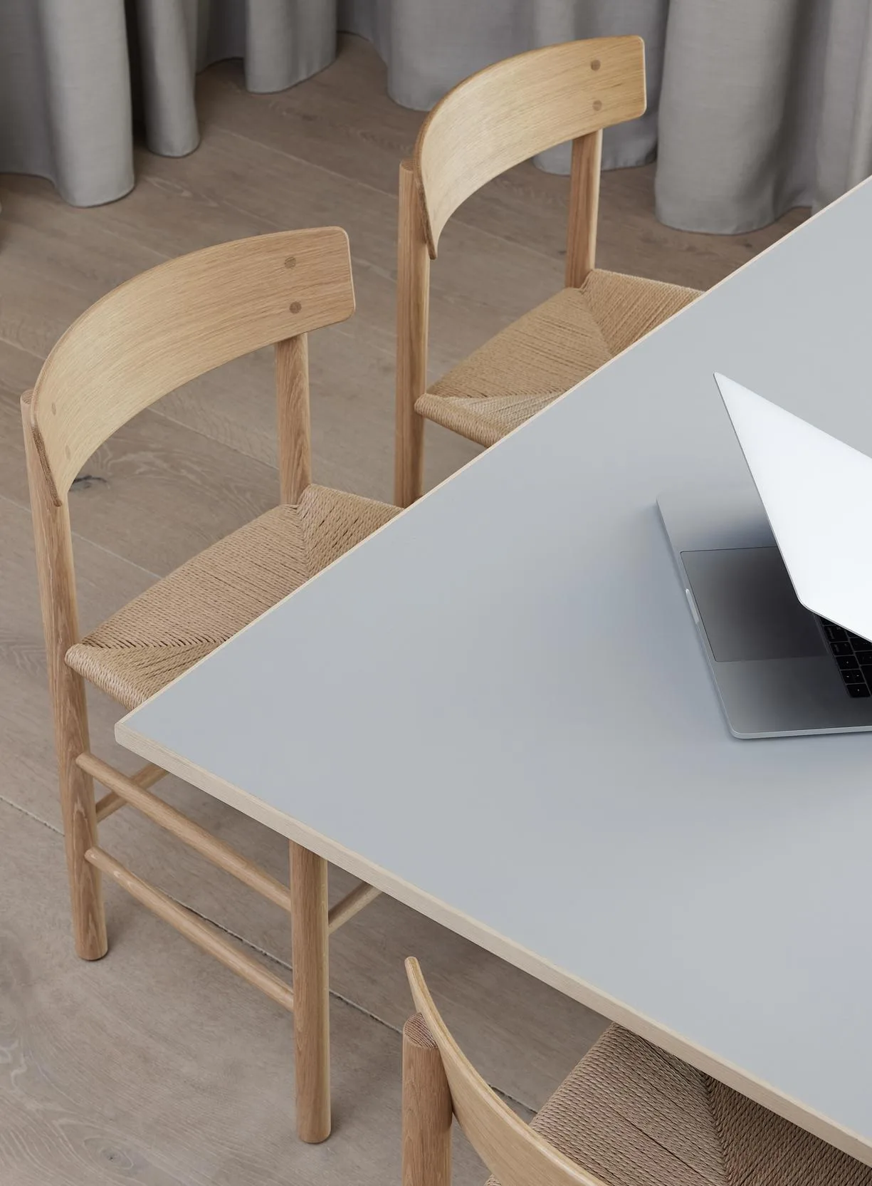 Fredericia JG -dining table, Ø 140 cm, grey linoleum / stainless steel - Image 3