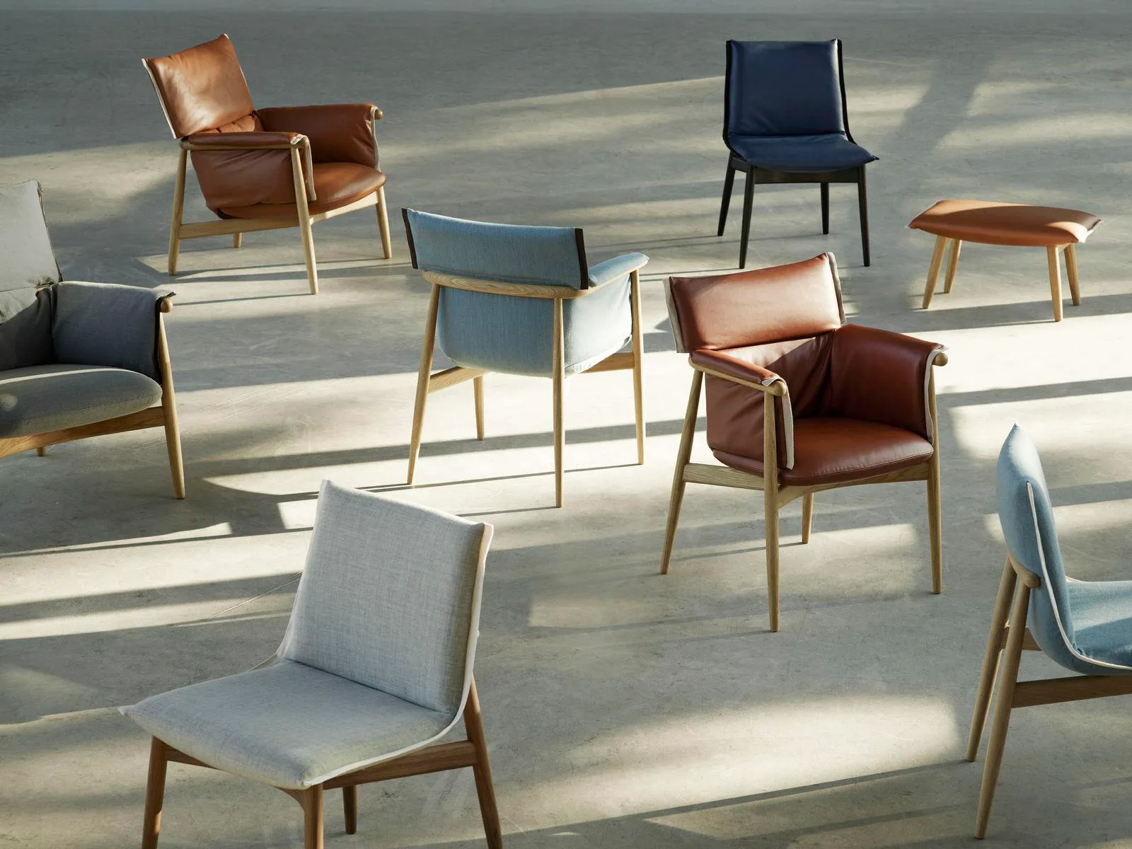 Carl Hansen E004 EMBRACE -tuoli, musta tammi/nahka - Image 4