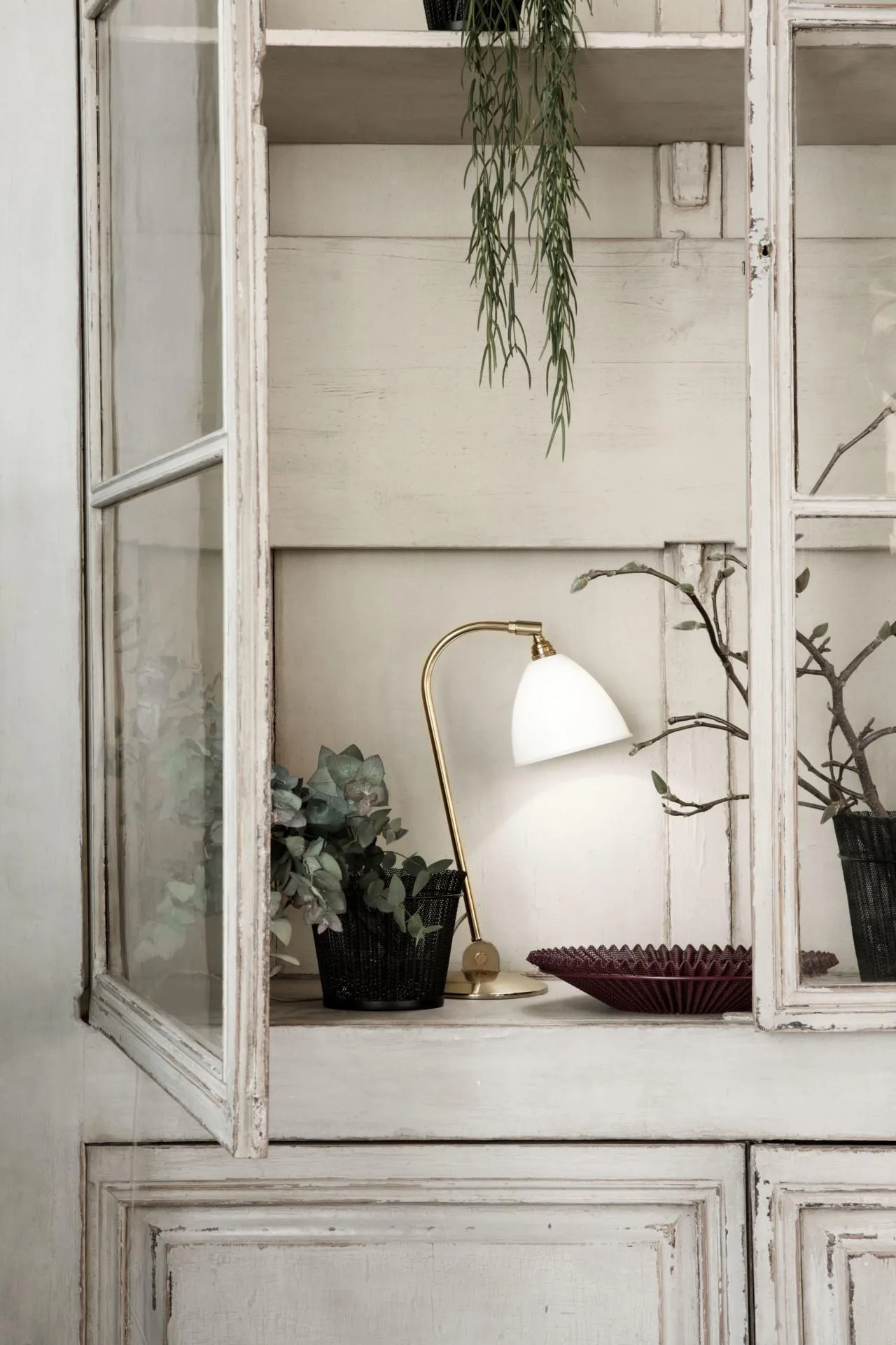GUBI BESTLITE BL2 table lamp, brass/white bone china - Image 2