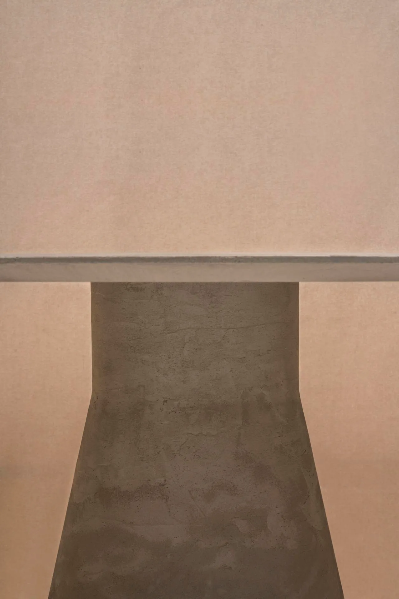 Andreu World REVERSE LOUNGE -table, Ø140 cm, cement finish ME14400 - Image 2