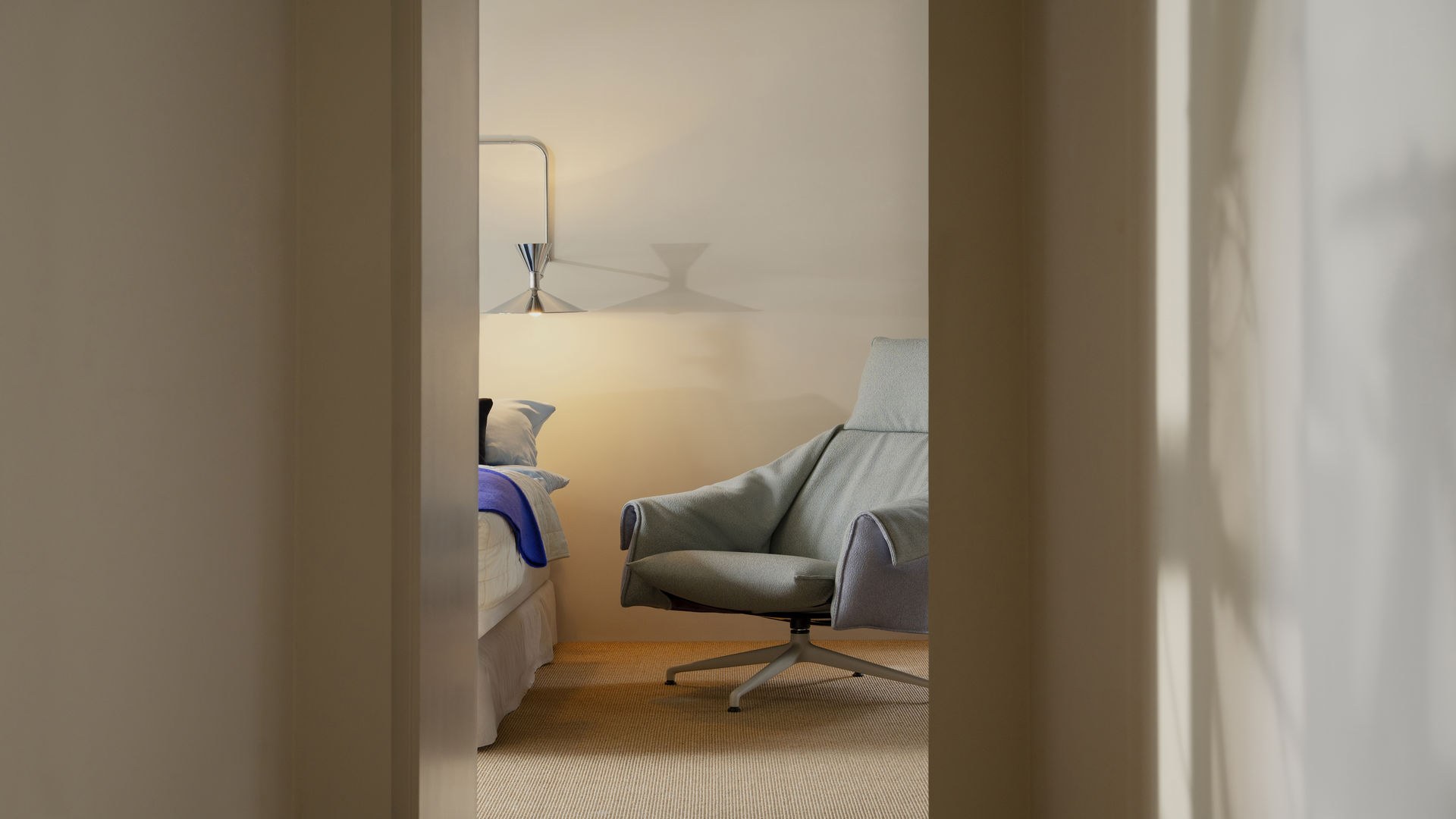 Vitra BASCULE HIGHBACK -nojatuoli ja rahi - Image 2