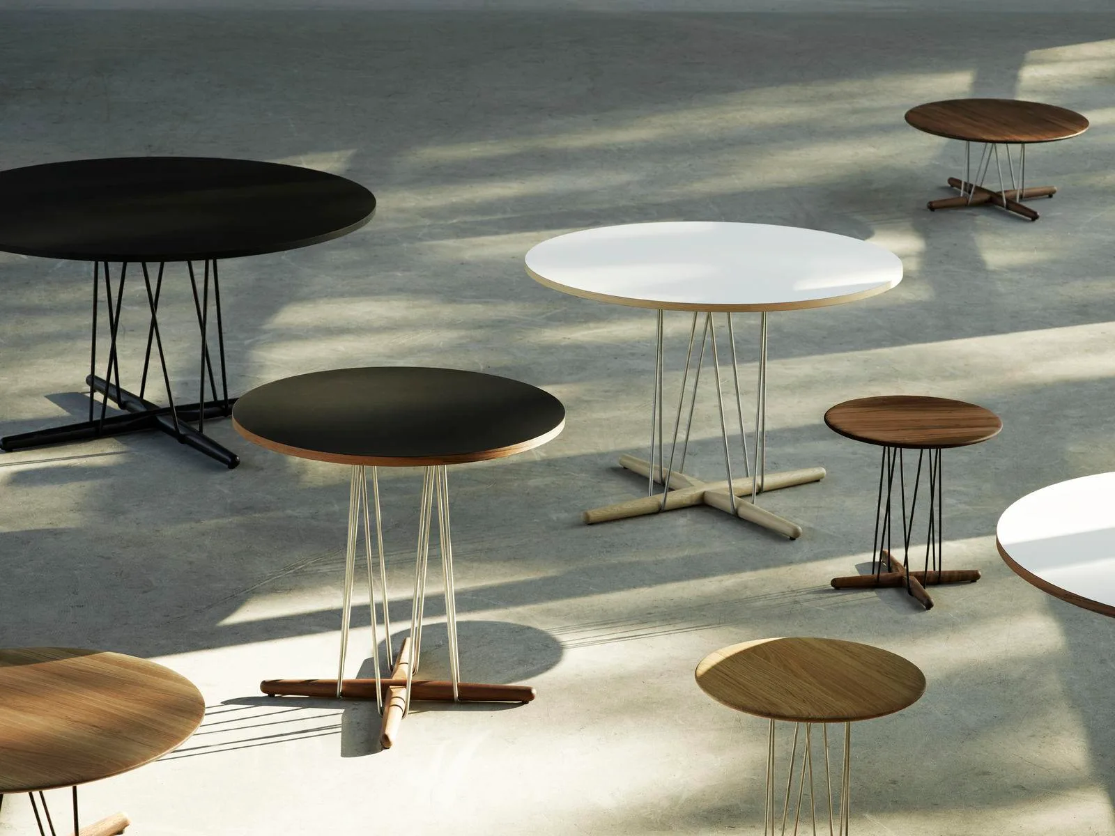 Carl Hansen E020 EMBRACE dining table, Ø139 cm, black - Image 2