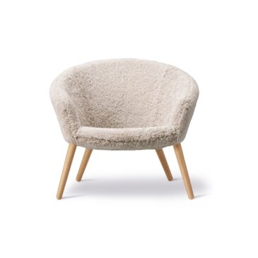 Fredericia DITZEL Lounge chair, moonlight sheepskin/lacquered oak