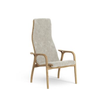 Swedese LAMINO-nojatuoli, beige (moonlight) lampaankarva/öljytty tammi – Designsuosikki