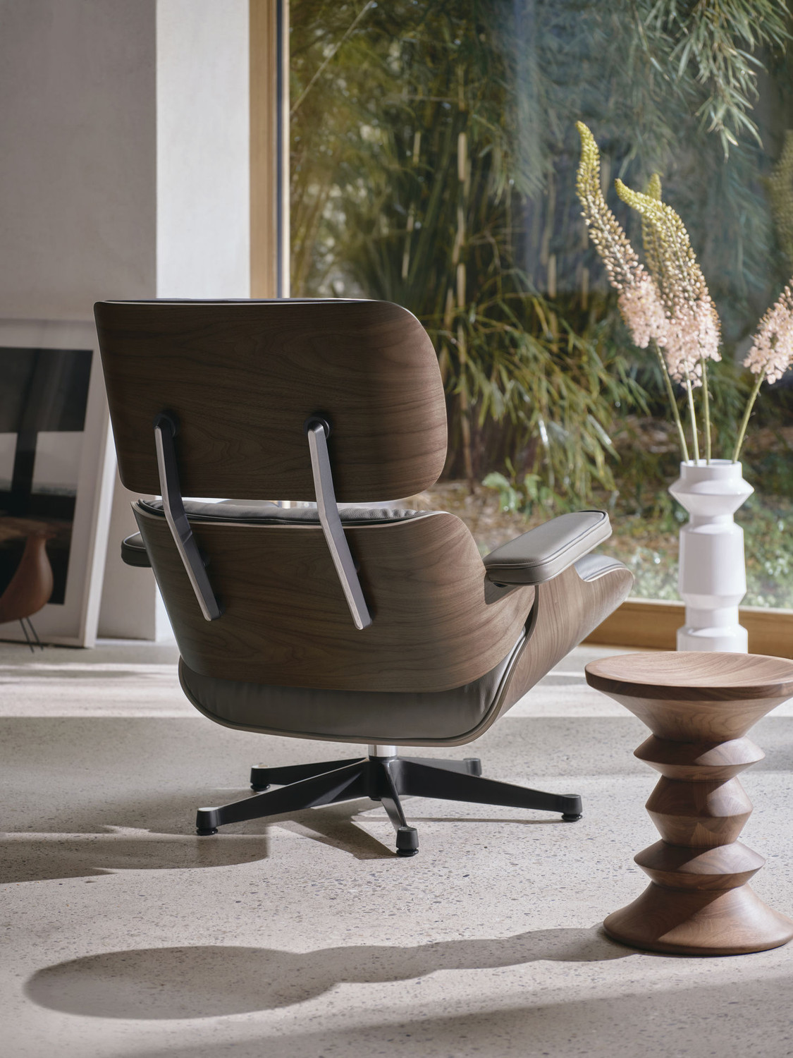 Vitra LOUNGE CHAIR & OTTOMAN - Image 4