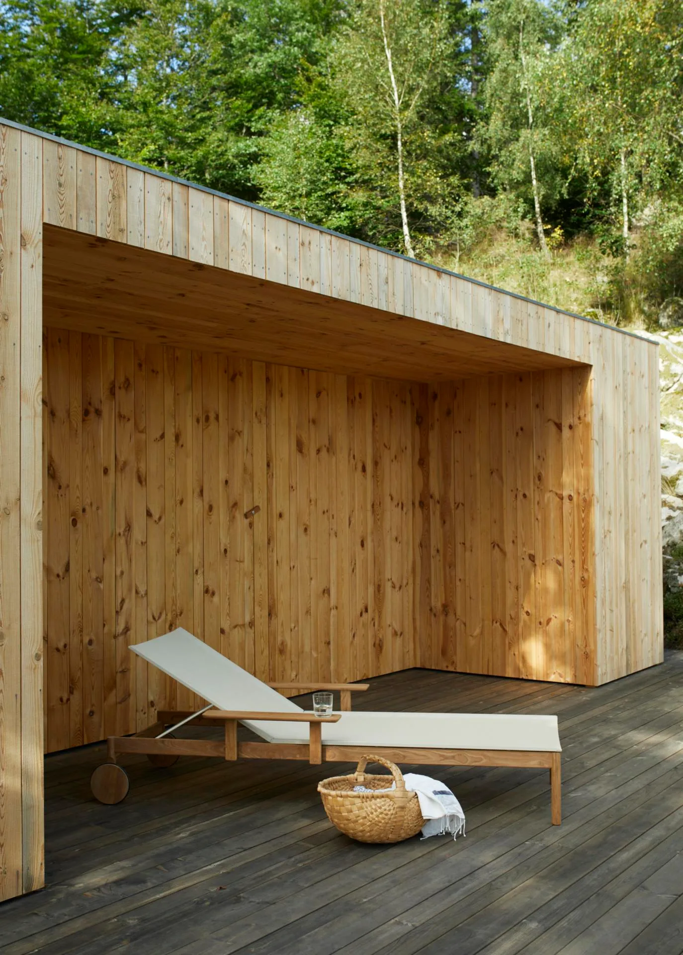 Fritz Hansen PELAGUS -sunbed with cushion and armrests, sand/teak/yellow - Image 2