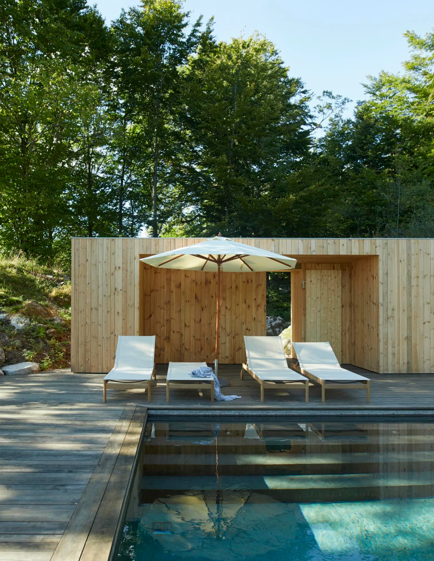 Fritz Hansen PELAGUS -sunbed with cushion and armrests, sand/teak/yellow - Image 4