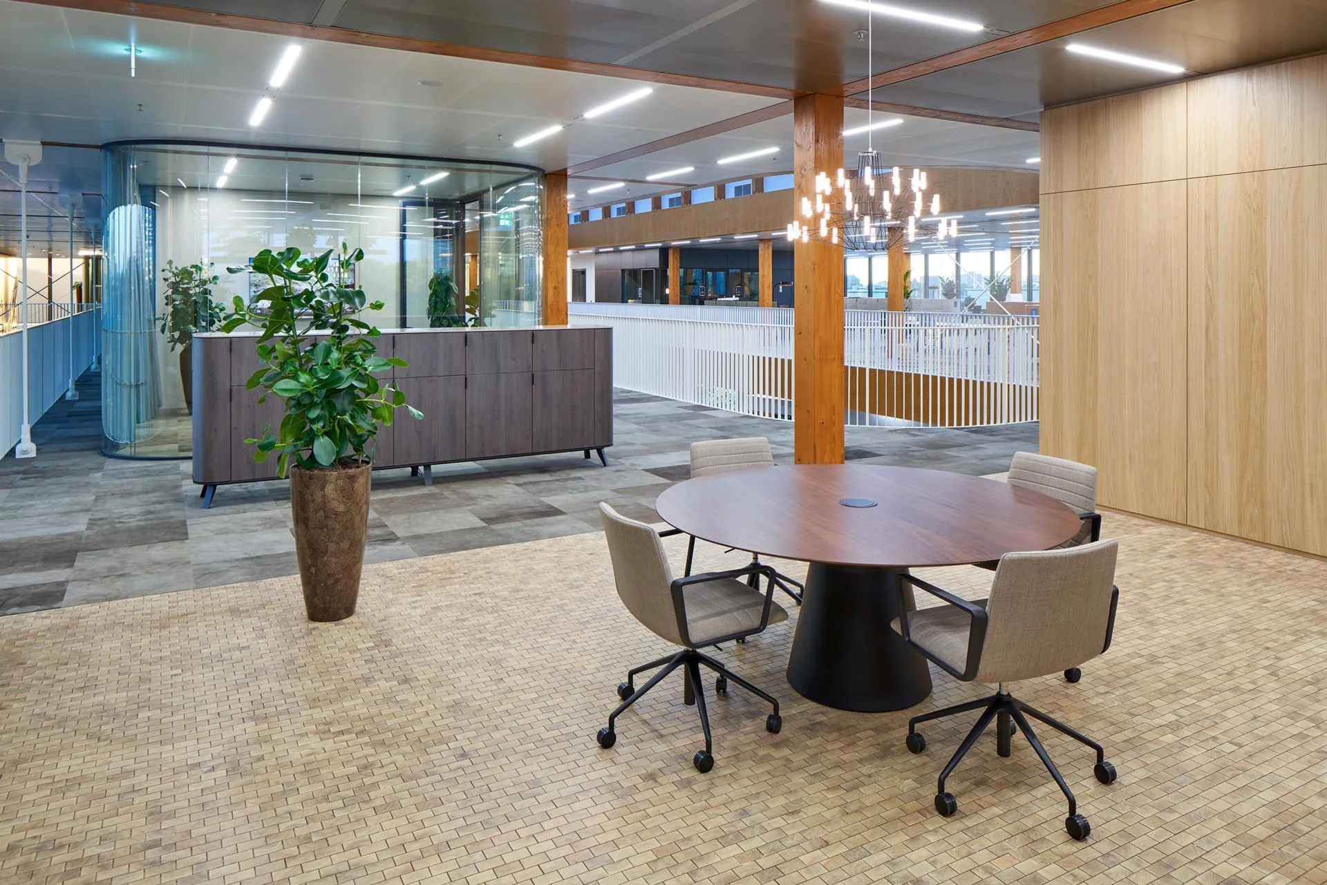 Andreu World REVERSE CONFERENCE table, Ø170 cm, black/dark oak ME14003 - Image 2