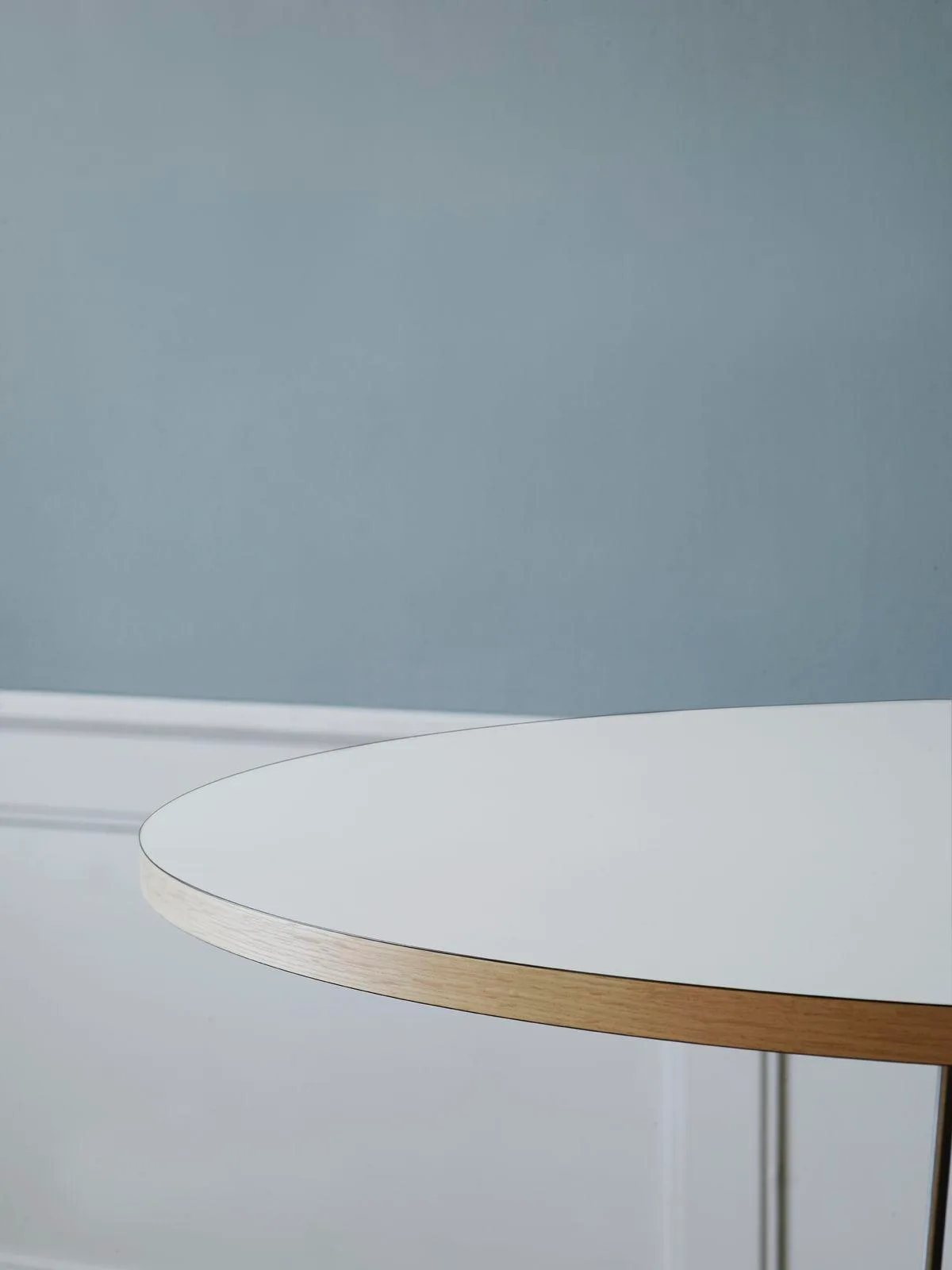 Carl Hansen E020 EMBRACE dining table, Ø110 cm, white oiled oak / white - Image 2