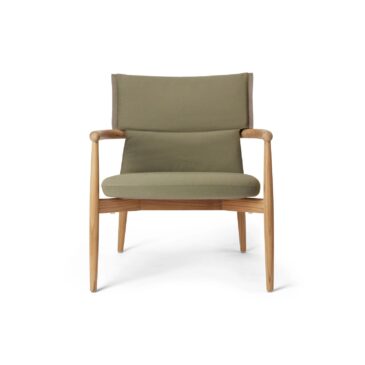 Carl Hansen E018 EMBRACE -nojatuoli tyynyllä