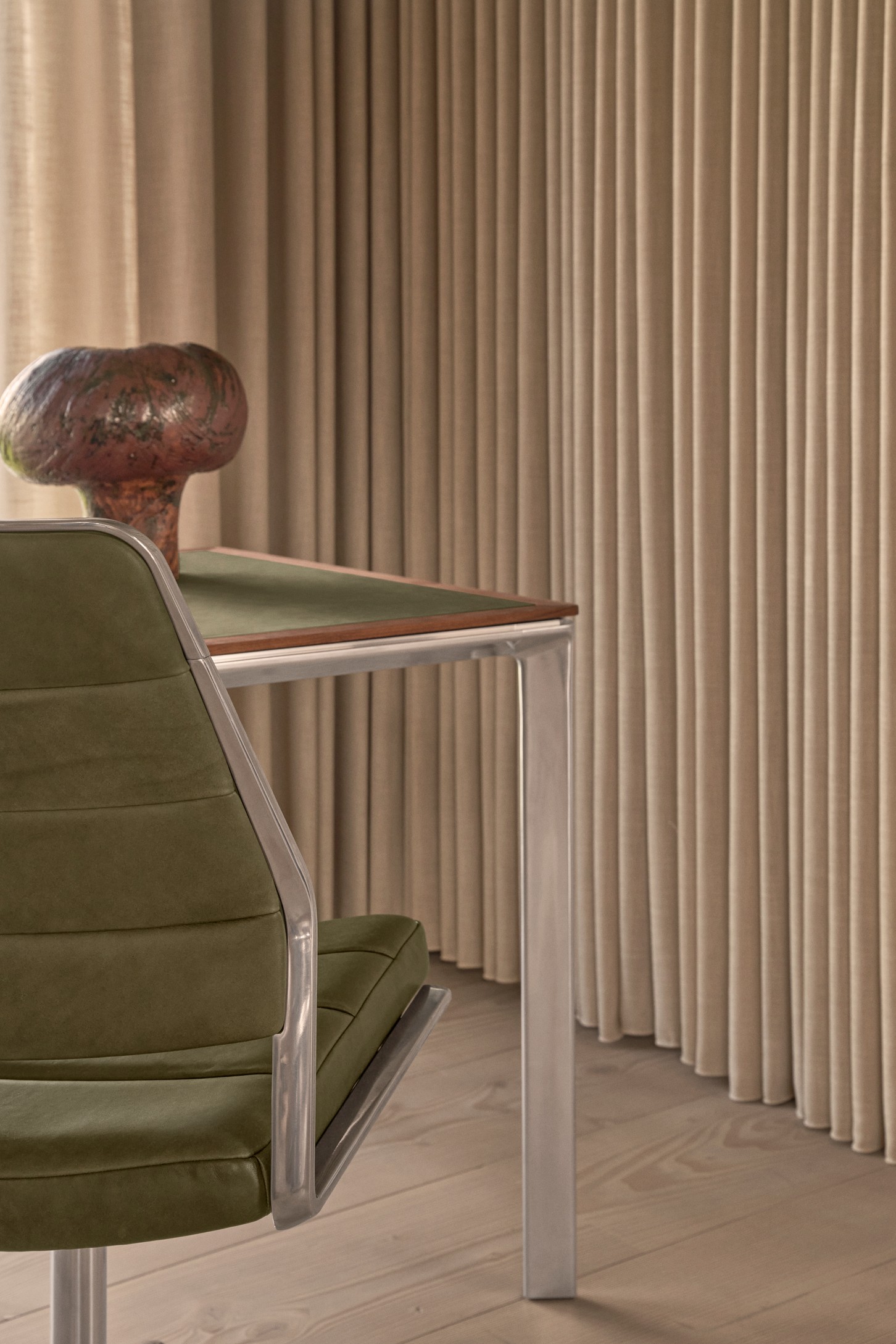 Vipp 454 SWIVEL+ chair - Image 11