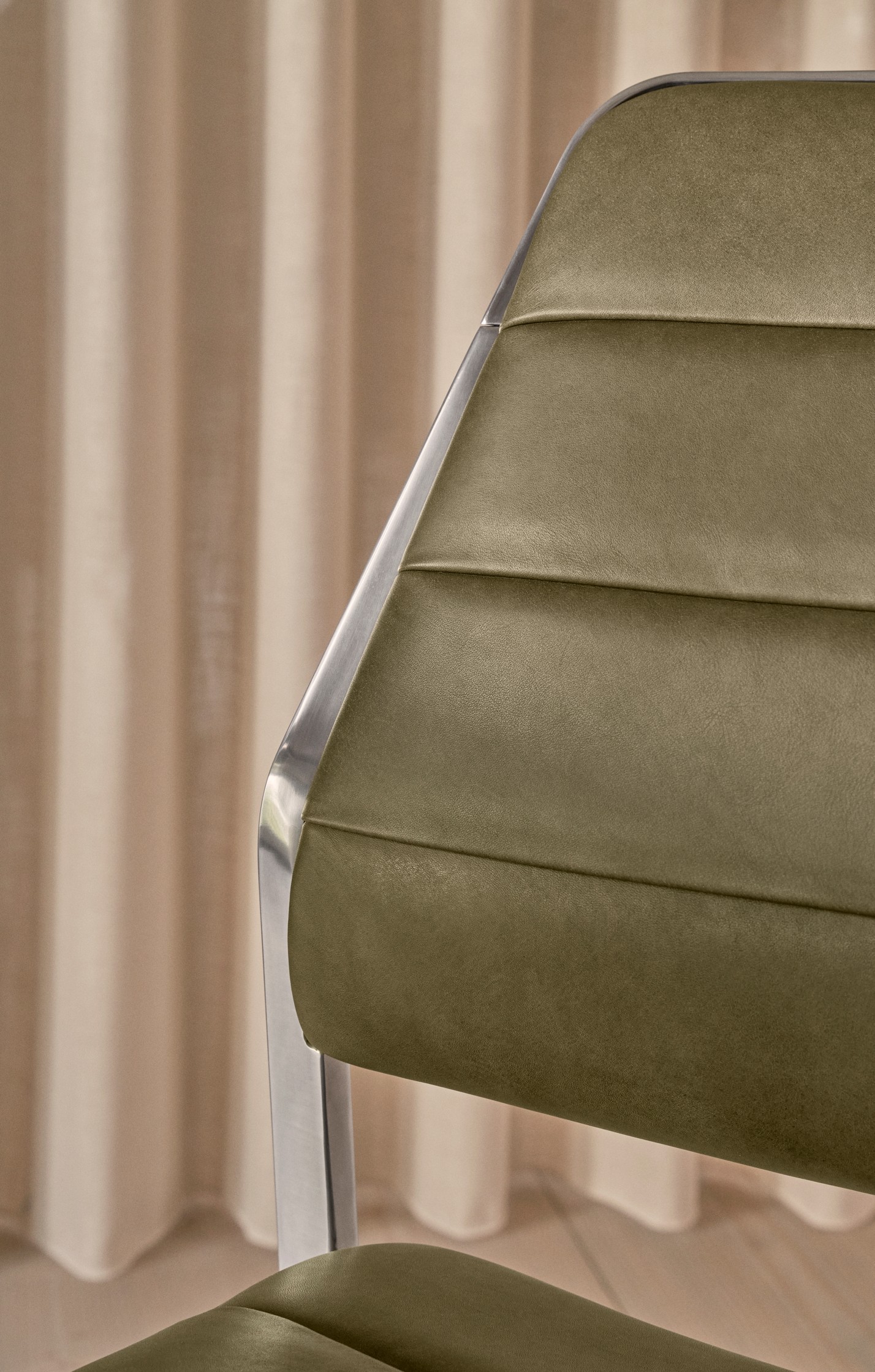Vipp 454 SWIVEL+ chair - Image 12