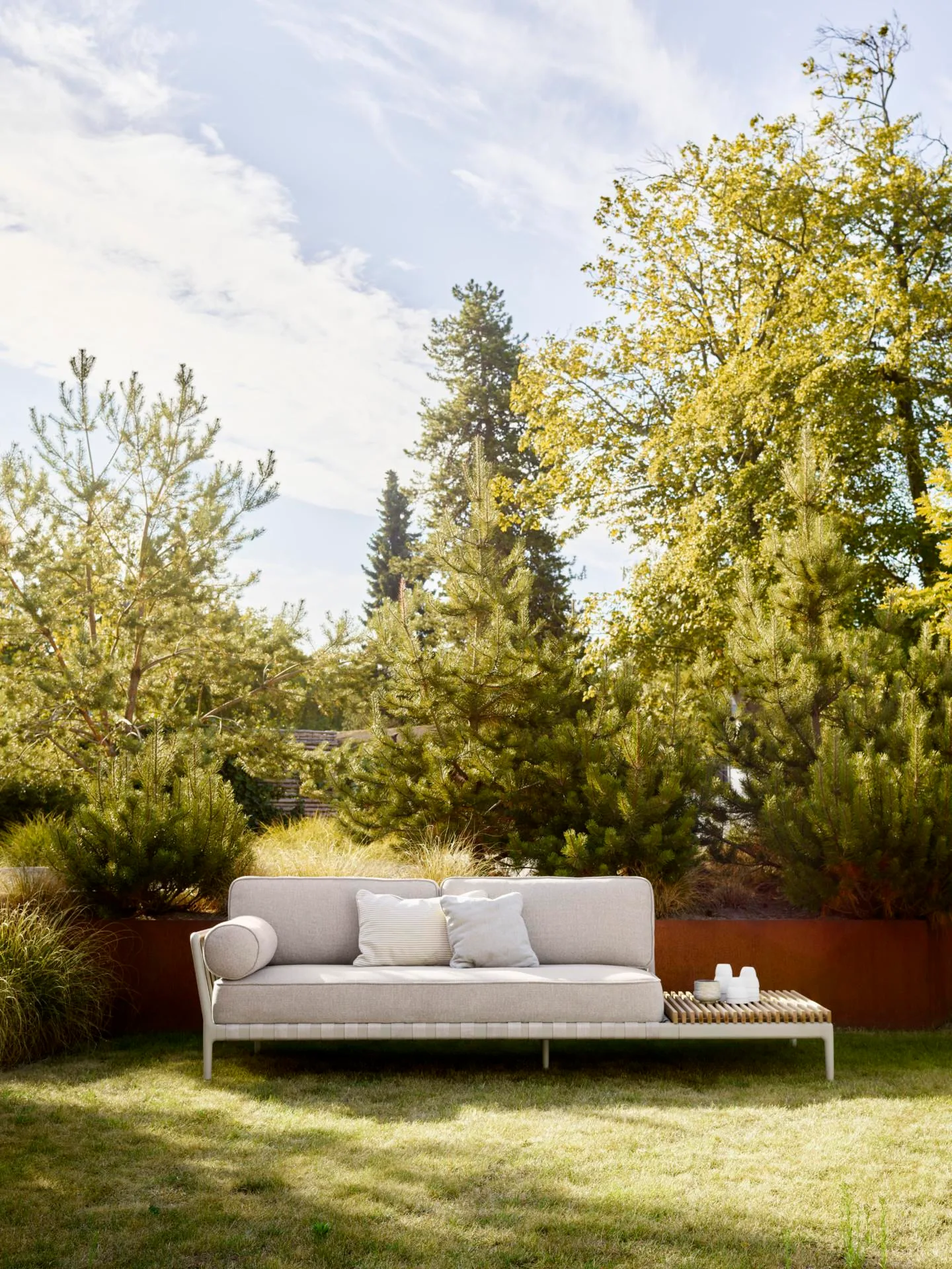 Vipp 720 Open-Air sofa, light grey/beige/teak, right - Image 4