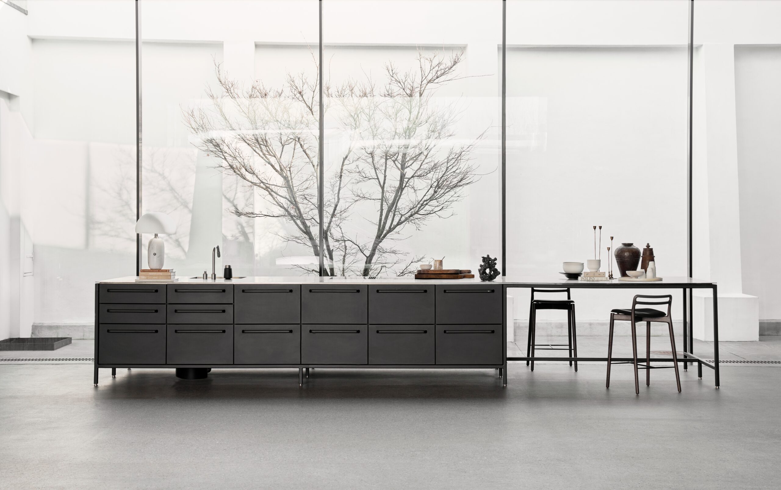 Vipp V1 keittiösaareke istumapäädyllä, 6 yksikköä + 120cm istumapääty, musta