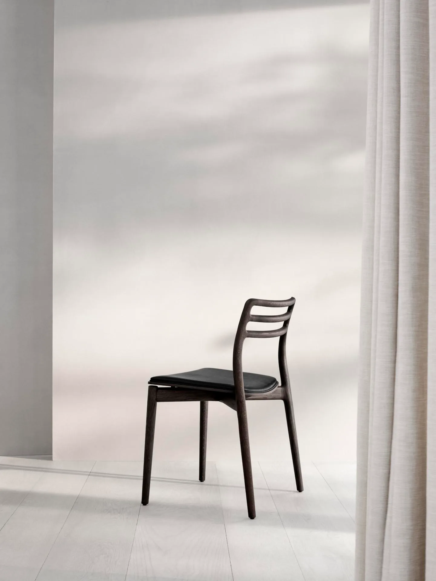 Vipp 481 CABIN -tuoli, tumma tammi / musta nahka - Image 5