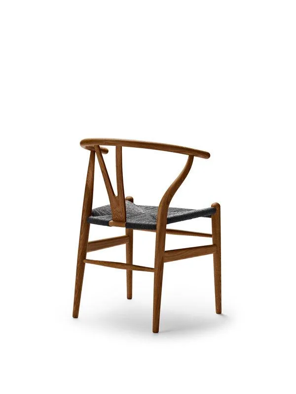 Carl Hansen CH24 -tuoli, öljytty savupetsattu tammi/musta istuin - Image 3